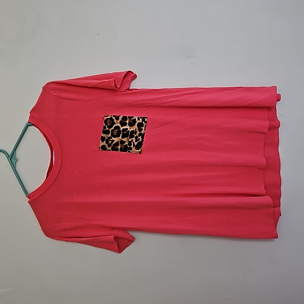 Women's coral t-shirt with leopard pocket